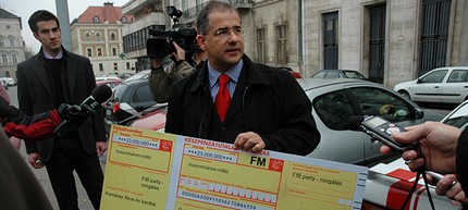 Kósa Lajos, a Fidesz alelnöke a régi MSZP székház előtti sajtótájékoztatóján