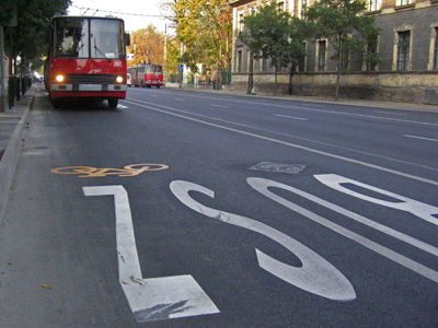 A KRESZ szabályai szerint a buszsávot csak autóbuszok használhatják (illusztráció)