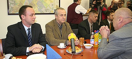 Kontrát Károly, a Fidesz országgyűlési képviselője (középen)