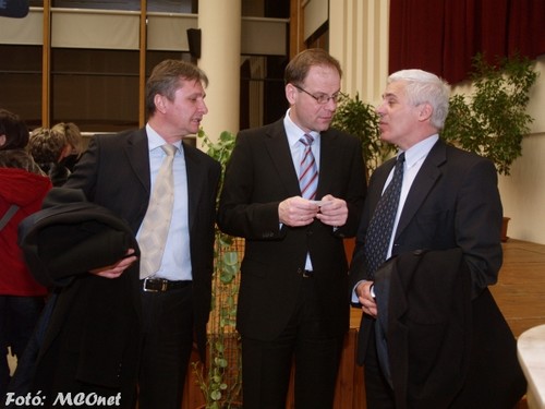 Vinnai Győző, a Fidesz nyíregyházi elnöke (balra) Navracsics Tibor társaságában