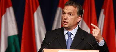 Orbán Viktor, a Fidesz miniszterelnök-jelöltje vezeto pártja országos választási listáját