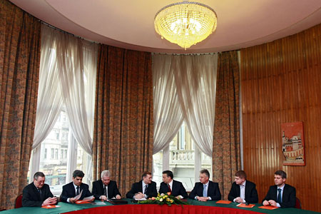 Orbán Viktor és a hét szövetséges párt vezetői