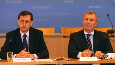 Varga Mihály és Járai Zsigmond a bizottsági ülésen