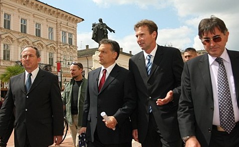 Orbán Viktor Bodó Imre és Bohács Zsolt társaságában tekintette meg Szeged belvárosát
