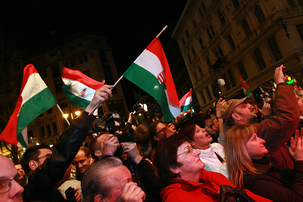 Több ezer fős tömeg ünnepelt a Vörösmarty téren