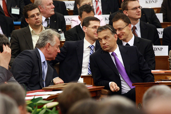 Schmitt Pál és Orbán Viktor a Fidesz frakció alakuló ülésén