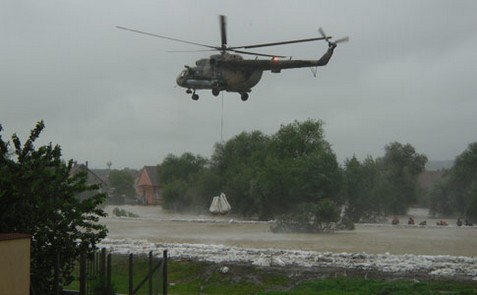 Katonai helikopterrel hordták a homokzsákokat Edelényben - Fotó: www.boon.hu