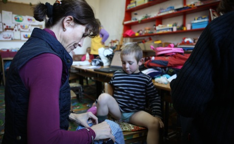 Lévai Anikó Háromkúton az egyik vizsgált kisgyerekkel 