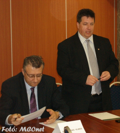 Dr.Bordás Vilmos, az Országos Választási Bizottság elnöke (b) és dr.Kovács János BAZ megye főjegyzője, a Megyei Főjegyzői Kollégium alelnöke (j)