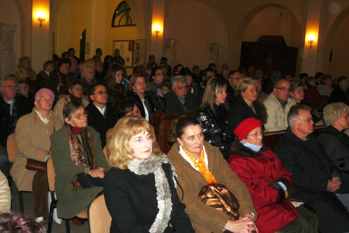  A jótékonysági koncert a zsúfolásig megtelt Szent István Katolikus templomban volt.