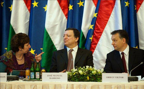 Catherine Aston az EU főképviselője, José Manuel Barroso az Európai bizottság elnöke, és Orbán Viktor miniszterelnök