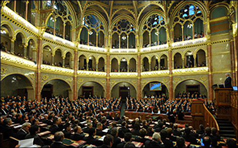 Vége annak a korszaknak, amikor Magyarország eljátszotta a nemzetközi megbecsülését - jelentette ki a magyar miniszterelnök hétfőn a T. Házban.