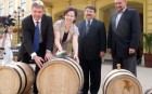 Vinnai Győző kormánymegbízott fogadta a Varsóba készülő tokaji boroshordót