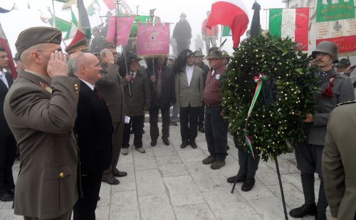Hende Csaba, honvédelmi miniszter koszorút helyezett el az olaszországi emlékműnél