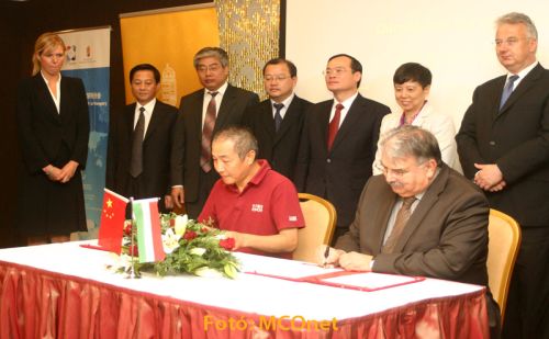 A konferenciát követően dr. Mészáros György, a Nemzeti Innovációs Hivatal elnöke és Wang Jian, a BGI vezérigazgatója együttműködési keret-megállapodást írt alá fotó:mconet