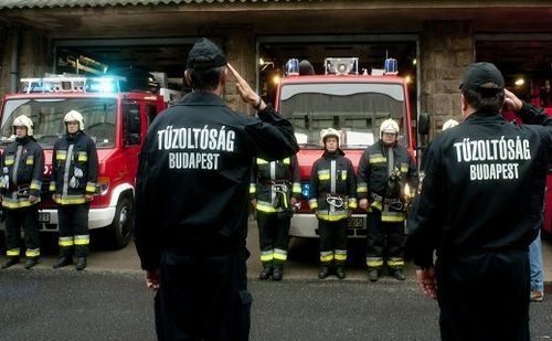 A tűzoltók egyperces néma tiszteletadással emlékeztek meg az elhunytakról 