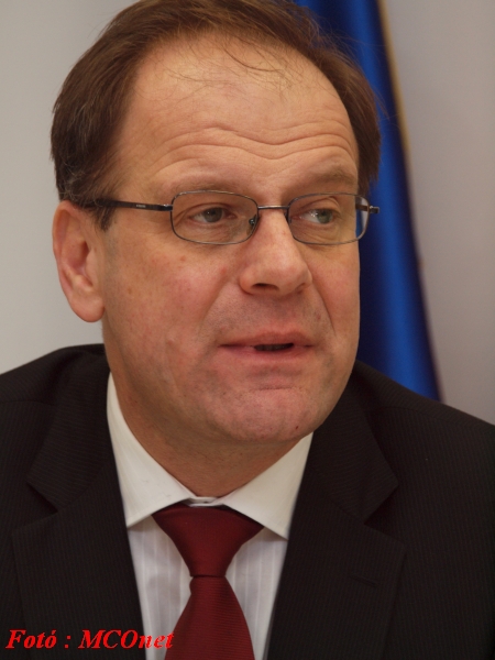Dr. Navracsics Tibor közigazgatási és igazságügyi miniszter 