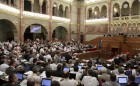 Matolcsy György nemzetgazdasági miniszter módosító indítványáról is tárgyal a Ház