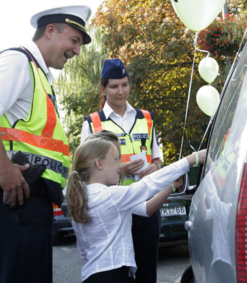 A rendőrök figyelmeztetik az autósokat a kisiskolásokra 
