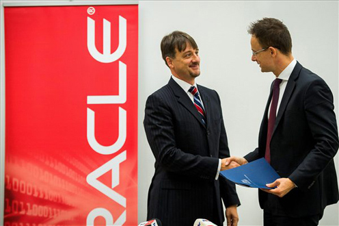 Reményi Csaba, az Oracle Hungary ügyvezető igazgatója és Szijjártó Péter, a Miniszterelnökség külügyi és külgazdasági államtitkára 