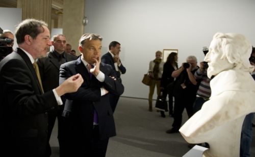 Orbán Viktor miniszterelnök a beszéde után megnézte a Cézanne kiállítást 