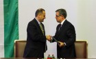 Matolcsy György aláírja az együttműködési megállapodást a GE-vel