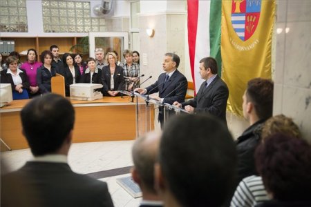 Orbán Viktor miniszterelnök, valamint  Czomba Sándor foglalkoztatáspolitikáért felelős államtitkár Vásárosnaményban 