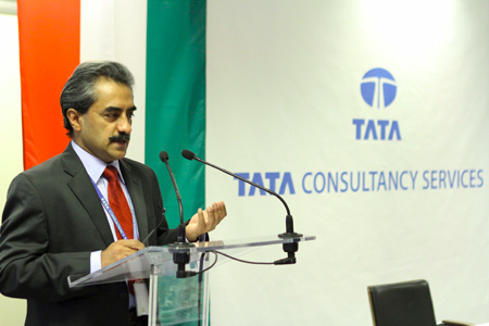 a Tata Consultancy Services (TCS) részéről pedig Dinesh Thampi elnökhelyettes