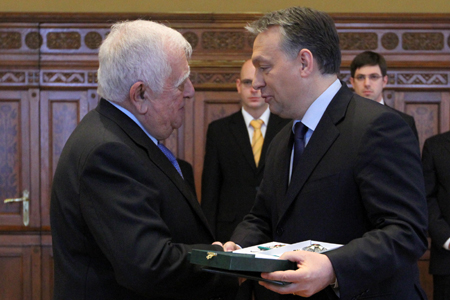 Orbán Viktor ezt követően a Magyar Érdemrend Középkeresztje a csillaggal kitüntetést adományozta Adnan Wafic Kassarnak,