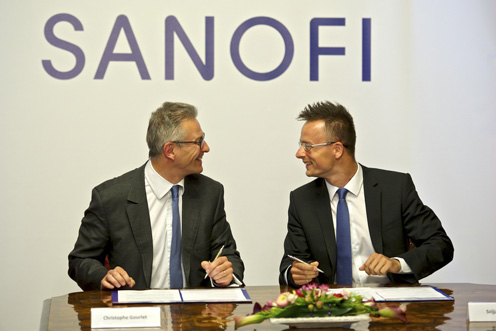 Szijjártó Péter külügyi és külgazdasági államtitkár, a Sanofi Magyarország részéről pedig Christophe Gourlet, a vállalat vezérigazgatója.