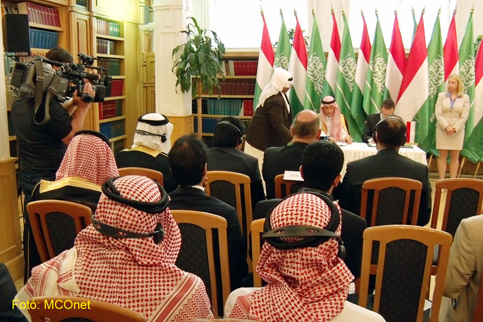 Juszuf bin Tarrad Ál Szaadún, a Szaúd-Arábiai Királyság külügyminisztériumának gazdasági és kulturális ügyekért felelős államtitkára és Szijjártó Péter államtitkár