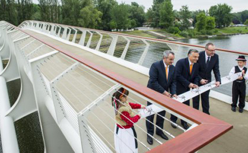 Orbán Viktor miniszterelnök hidat avatott Baján