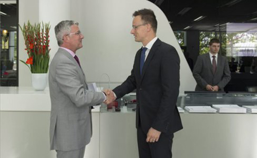 Szijjártó Péter külgazdasági és külügyminiszter Rupert Stadlerrel, az Audi igazgatóságának elnökével