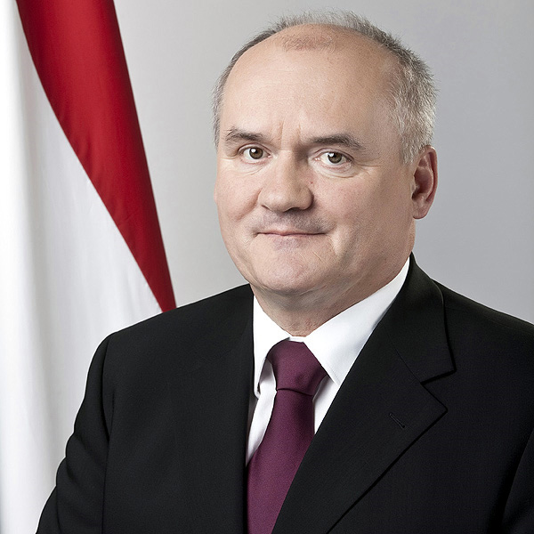 Hende Csaba honvédelmi miniszter 