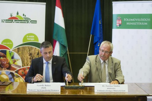 Fazekas Sándor földművelésügyi miniszter stratégiai partnerségi és együttműködési megállapodást írt alá a Földművelésügyi Minisztérium nevében (FM) Győrffy Balázzsal, a Nemzeti Agrárgazdasági Kamara (NAK) elnökével