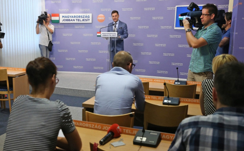 A Fidesz szeretné, hogy 2016-ban is emelkedjen a minimálbér
