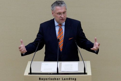 Bajorország alkotmánybíróságon támadja Merkel menekültpolitikáját