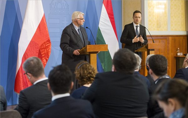 Szijjártó: Lengyelországgal szemben elfogadhatatlan támadás indult meg Európában