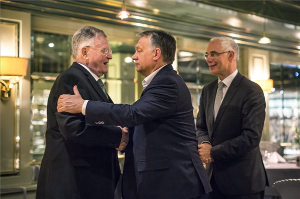 Nagy, közös történelem fűzi össze népeinket - mondta Orbán Viktor Németországban