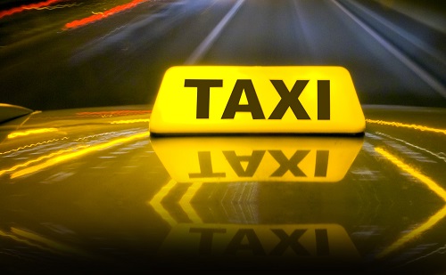 Centralizált ellenőrzésnek vetik alá a taxisokat