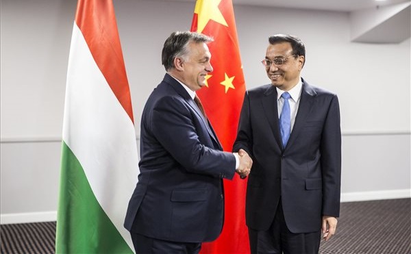 Orbán Viktor és Li Ko-csiang megállapodásokat kötött a Kína-Kelet-Közép-Európa csúcstalálkozón