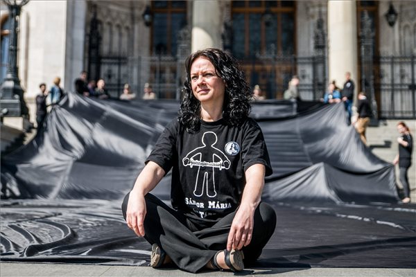 Szolidaritási demonstráció a fekete ruhás ápolónő mellett