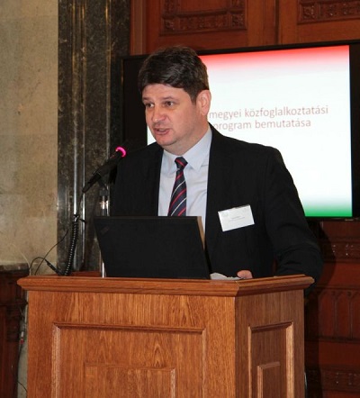 Gajra Róbert előadása az Ipari kenderre épülő gazdaság létrehozásának lehetősége Magyarországon és a Kárpát-medencében című konferencián