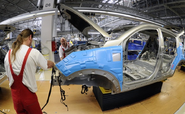 Szijjártó: a kormány támogatja az Opel fejlesztéseit