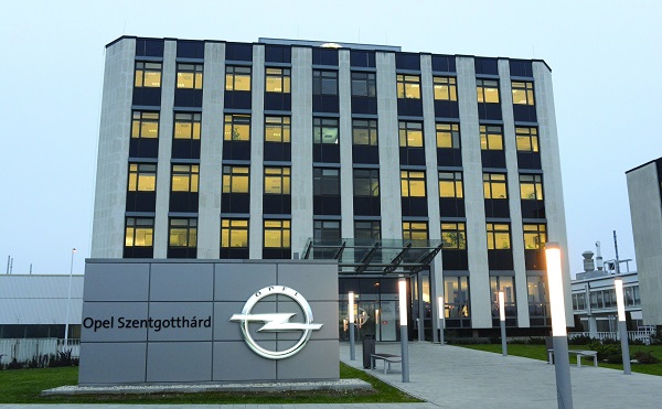 A kormány minden feltételt biztosítani akar, hogy az Opel fejleszthesse a szentgotthárdi gyárát