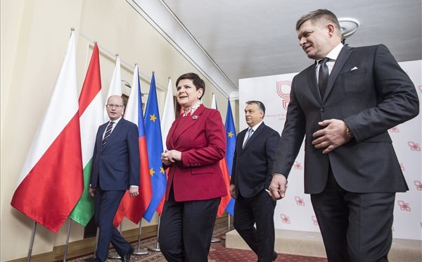 Bohuslav Sobotka cseh, Beata Szydlo lengyel, Orbán Viktor magyar és Robert Fico szlovák miniszterelnök a csúcstalálkozón