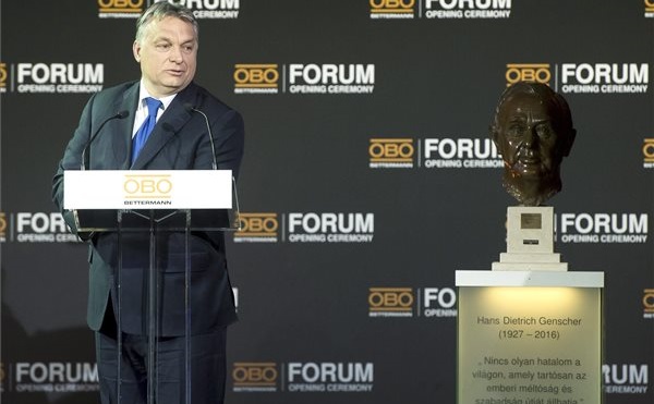 Orbán Viktor miniszterelnök beszédet mond az OBO - Forum épületavató ünnepségén