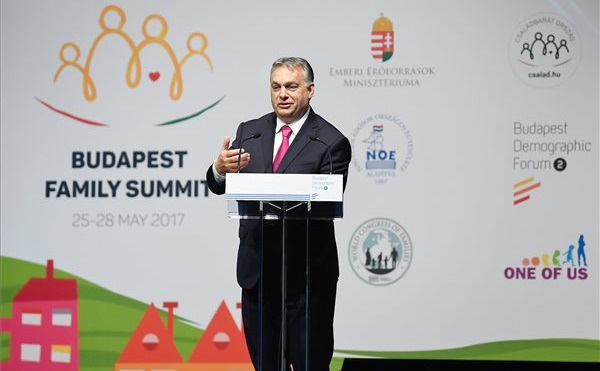 Orbán Viktor miniszterelnök beszédet mond a Családok budapesti világtalálkozójának első napján megrendezett demográfiai fórumon