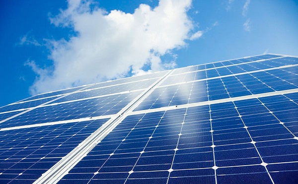 Két napelemes erőművet támogat a kormány