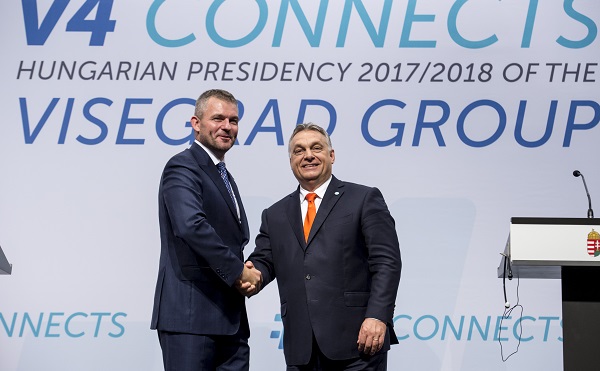 Magyarország átadta a V4 elnökséget